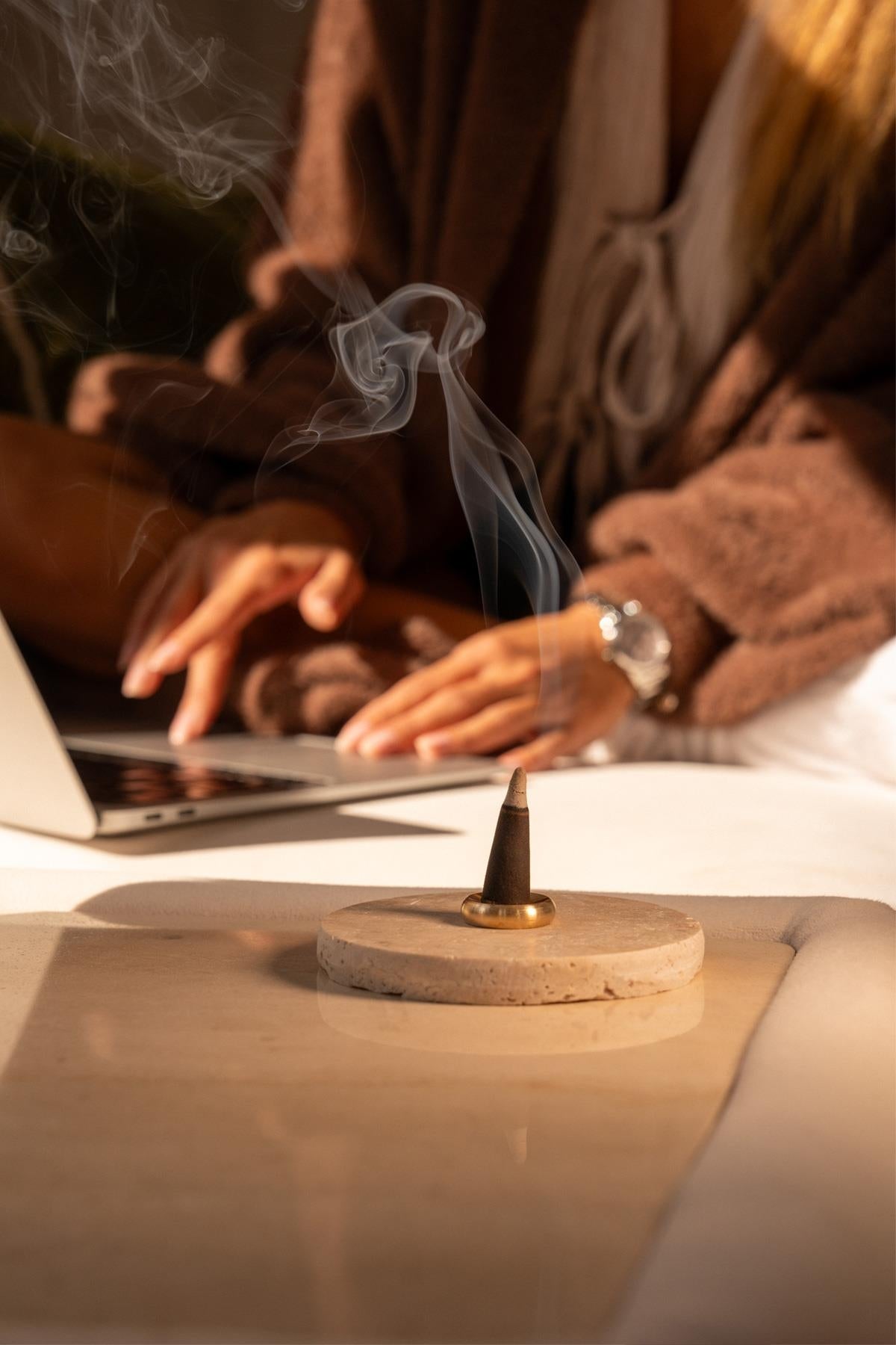 حامل مخاريط بخور من الترافرتين
