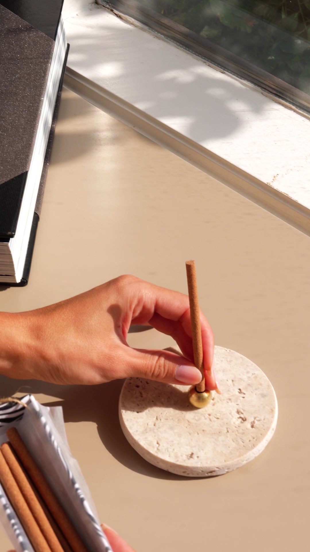 Traverten Stick Tütsülük stick tütsü yerleştirme anı