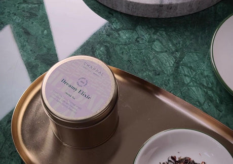 Dreamy Elixir Bitki Çayı 50gr, ürün kutusu ve dökme çayın servis tepsisindeki görünümü - Chappal